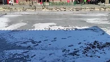 雪景湖水结冰拍摄视频古镇视频的预览图